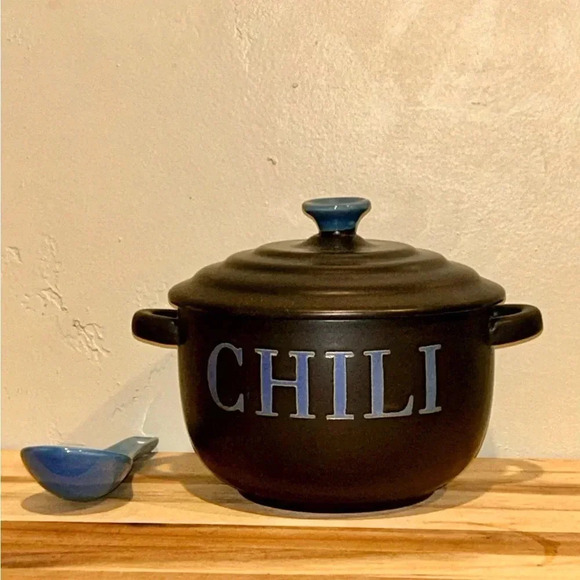 Ceramic Chili Pot with Lid and Spoon. Blue and White. Holds 24 oz. Brand New!! - Picture 5 of 9